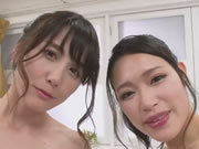 兩個大奶淫蕩日本女跟男子洗泡泡浴